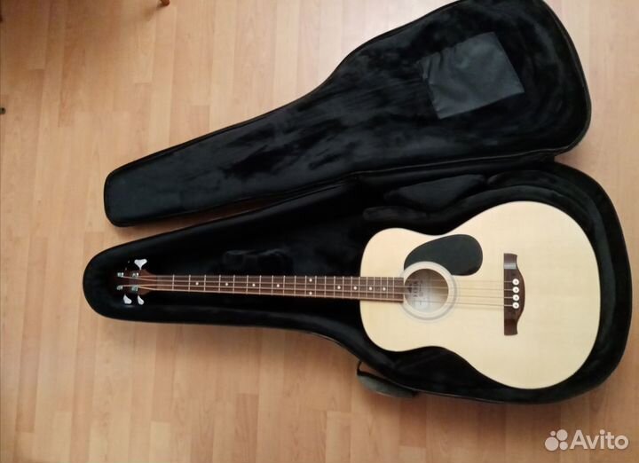 Электроакустическая бас-гитара с чехлом