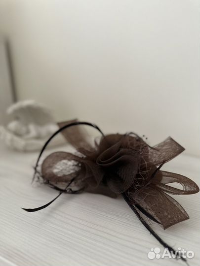 Шляпа на заколке женская