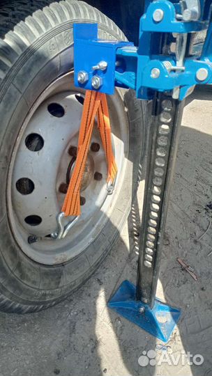 Зацеп с крюками за колесо для реечного домкрата