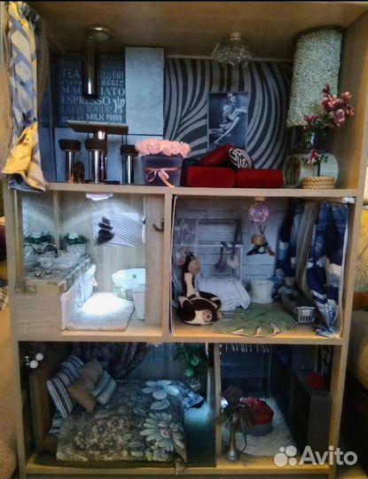 Большой кукольный домик с мебелью