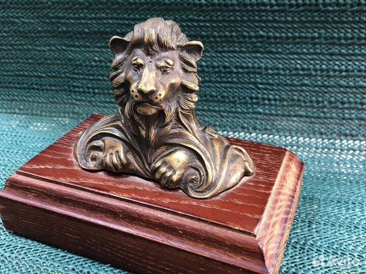 Статуэтка на подставке Лев бронза