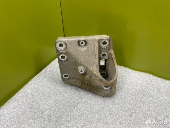 Кронштейн двигателя правый Porsche Cayenne 955