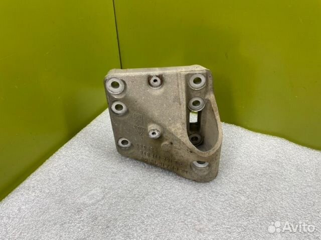 Кронштейн двигателя правый Porsche Cayenne 955