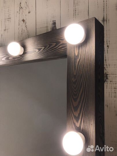 Гримерное зеркало с лампочками