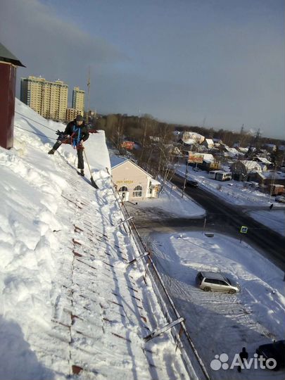 Очистка кровли от снега и наледи