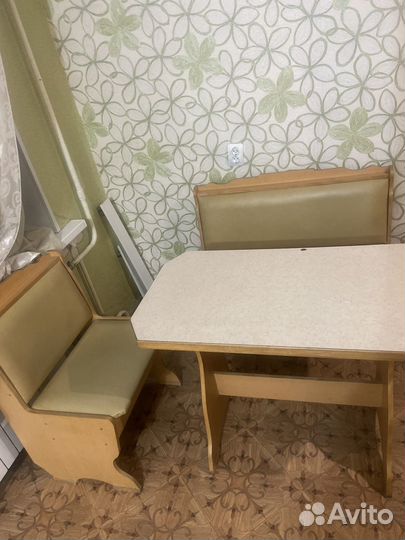 Кухонный уголок со столом и табуретами