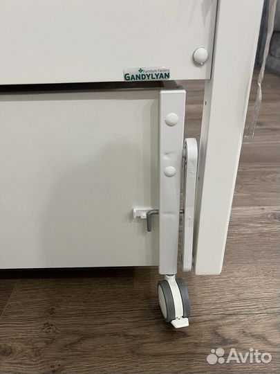 Детская кроватка с маятником