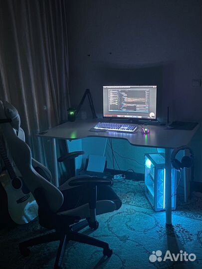 Игровой компьютерный стол с подсветкой