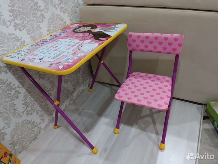 Детский письменный стол и стул
