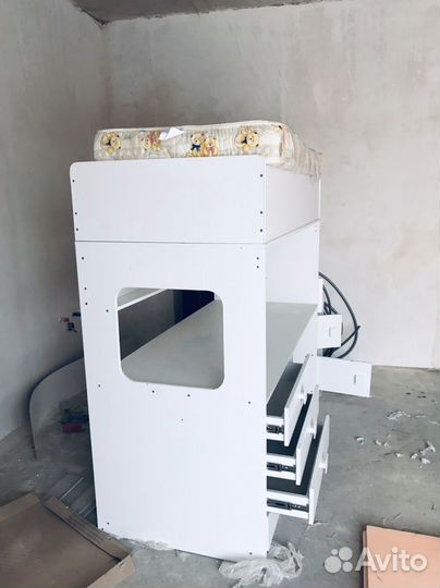 Детская кровать со столом и шкафом