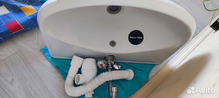 Раковина со смесителем в ванную