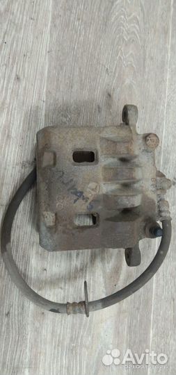 Суппорт тормозной передний Subaru Forester II (200