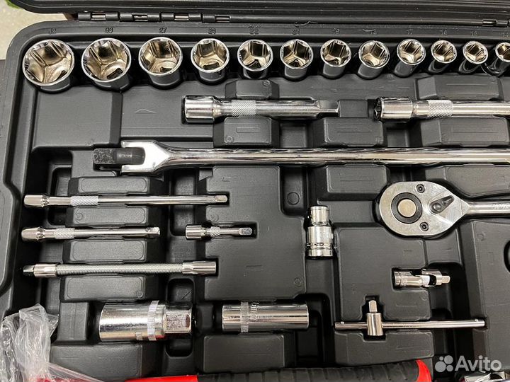 Набор инструментов в чемодане