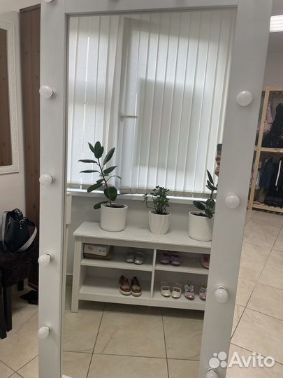 Гримерное зеркало с лампочками