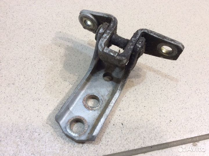 Петля двери передняя левая Mitsubishi Pajero 3