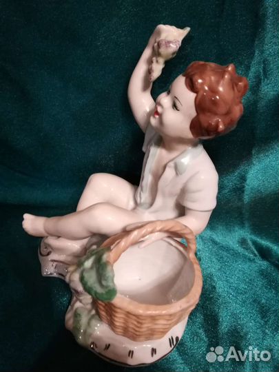 Фарфоровые статуэтки Румыния Мальчик с виноградом