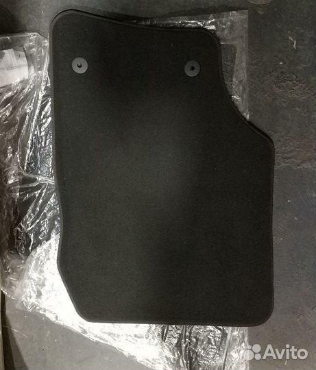 Коврик правый VW touareg 7L6862560bqkx