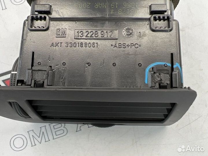 Дефлектор в торпедо левый Опель Астра Н