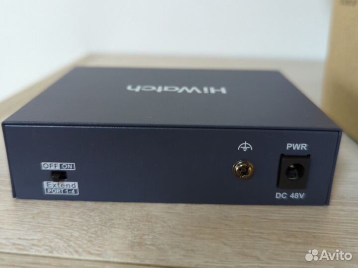 Коммутатор HiWatch DS-S504P (B)