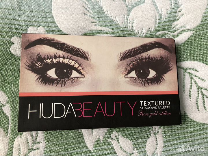 Палетка теней huda beauty