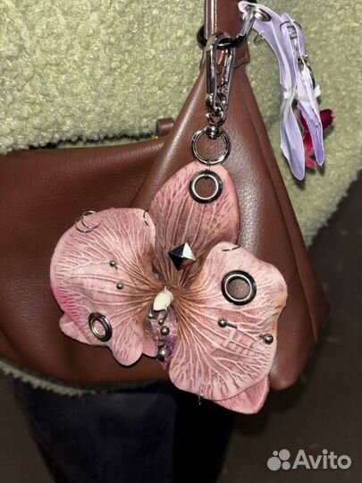 Брелок с орхидеей с пирсингом обвес