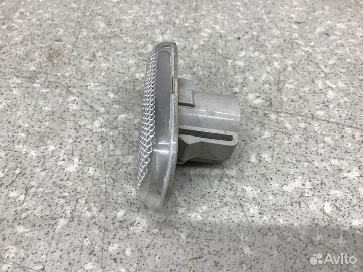 Повторитель на крыло правый белый VAZ LADA Largus