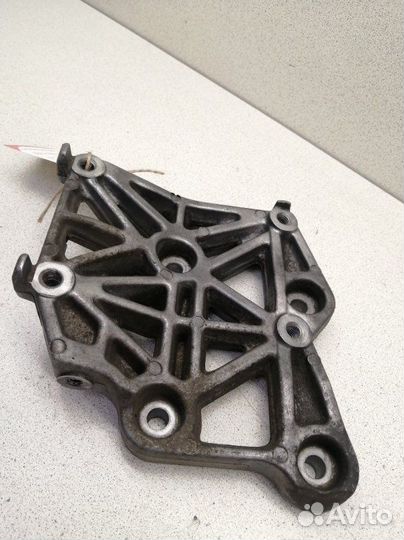 Кронштейн компрессора кондиционера Nissan Bluebird