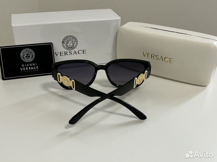 Солнцезащитные очки versace