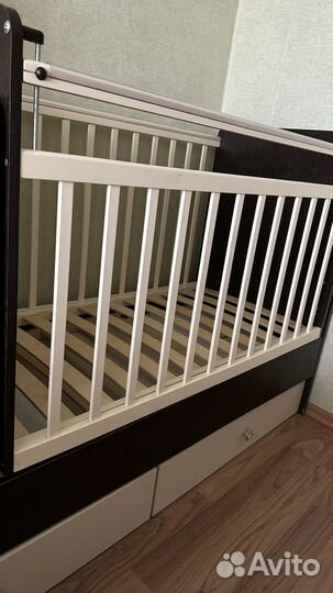 Детская кроватка с маятником