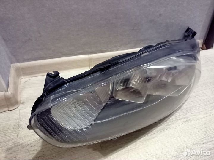Фара передняя левая Ford Fiesta Mk6 седан 2015