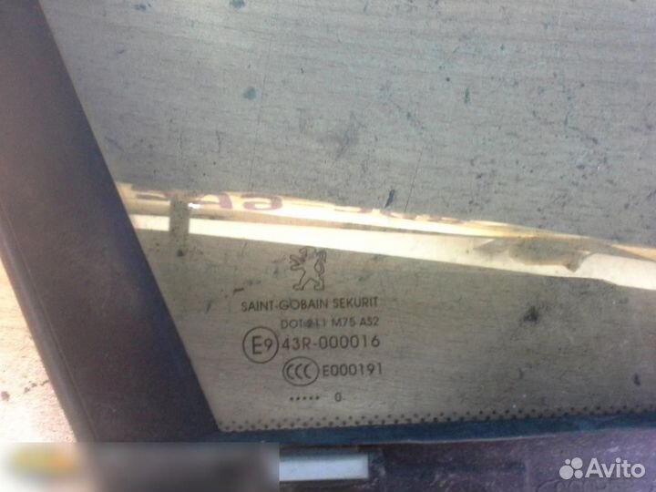 Стекло двери передней правой Peugeot 308 I 2007-20