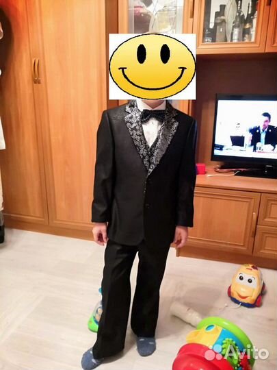 Костюм тройка на мальчика. Рост 110 см