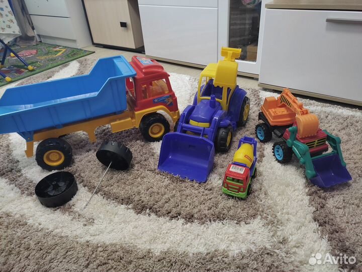 Игрушки-машины, трактор