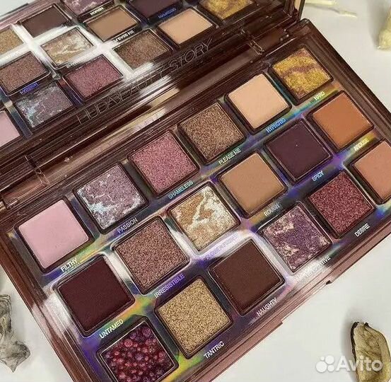 Палетка теней huda beauty naughty nude eyeshadow p