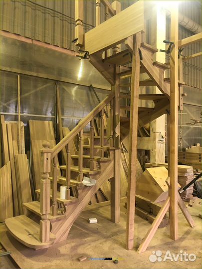 Лестница деревянная