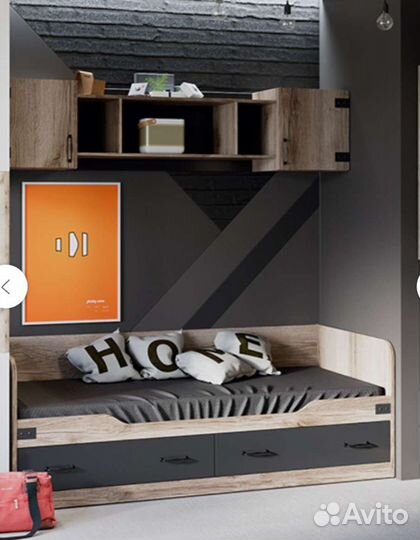 Кровать с навесной полкой и матрасом