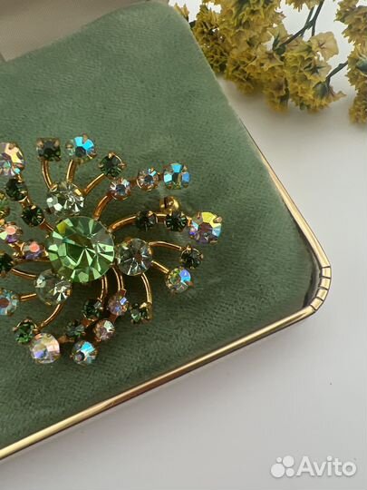 Брошь винтаж Austria изумруд урановое стекло