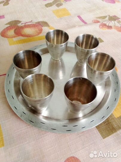 Мельхиоровые коньячные стопочки на подносе