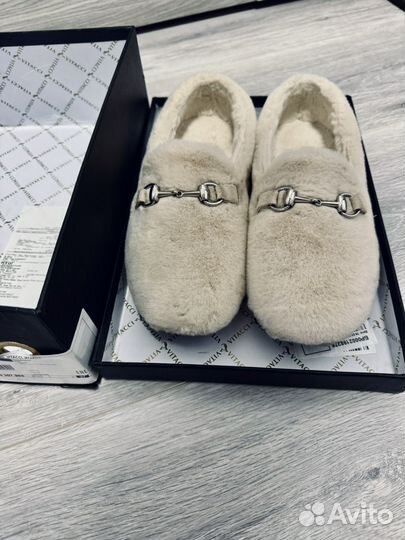 Лоферы молочные меховые