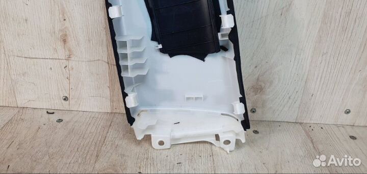 Обшивка стойки правая Toyota Rav4 V (XA50) 2.5