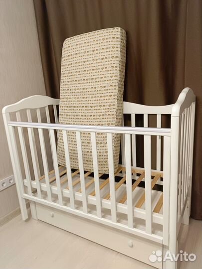 Детская кроватка с маятником и ящиком