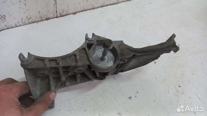 Кронштейн генератора Renault Megane 3