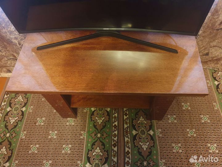 Стол журнальный полированный