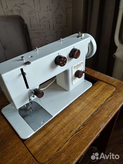 Швейная машинка чайка 143