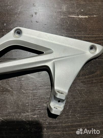 Кронштейн правой подножки BMW R1250RT 20г