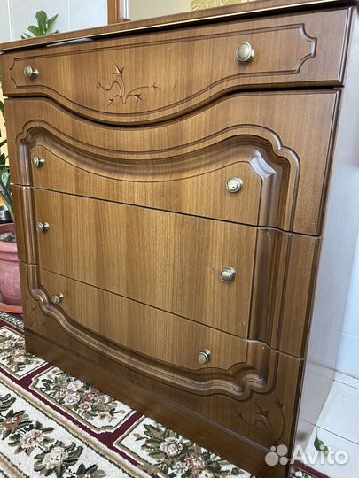 Трюмо с зеркалом