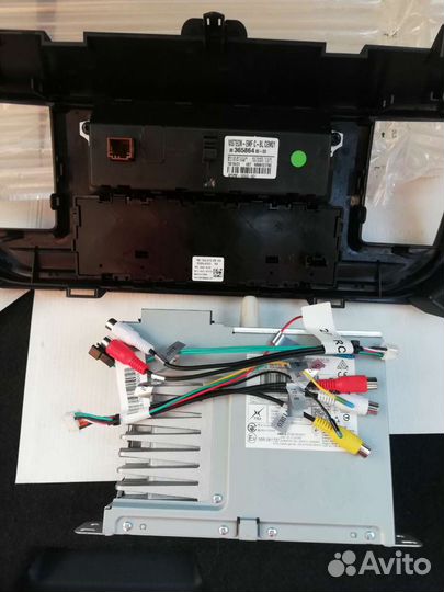 Штатное головное устройство на Peugeot Treveiler