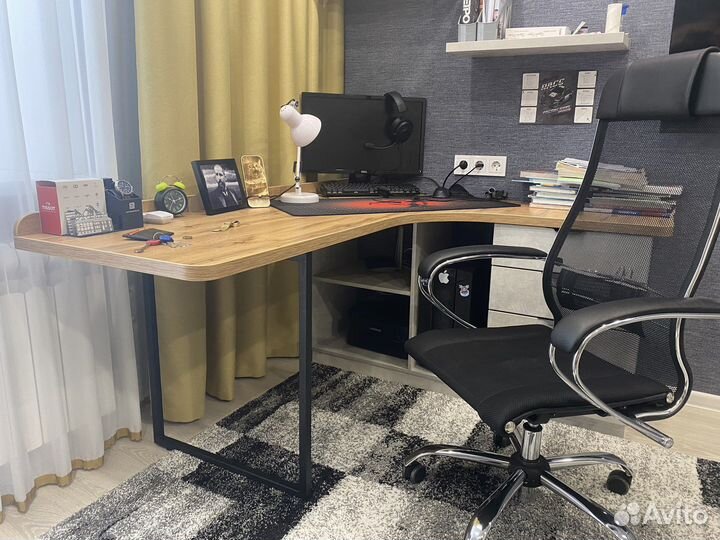 Компьютерное кресло и стол