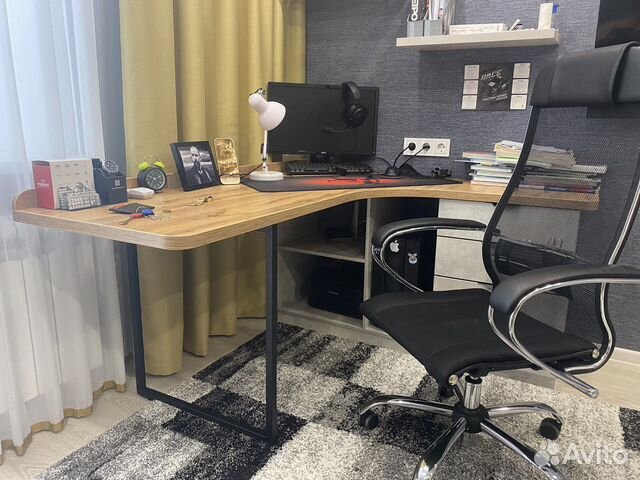 Компьютерное кресло и стол