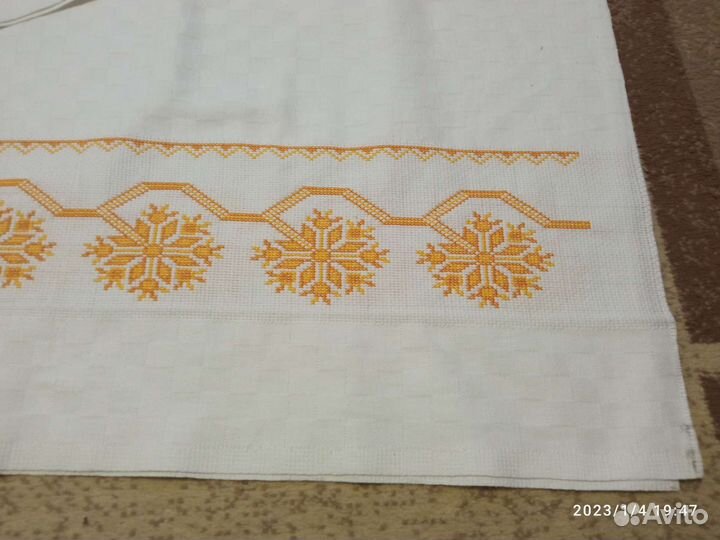 Скатерть новая белая. С вышитой каймой